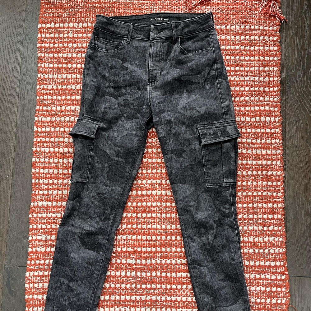 Guess high waisted cargo skinny jeans. Size 27 grey and black camo